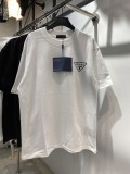 入手困難 プラダ 偽物通販  定番三角標字子小標印象半袖Tシャツ2色