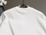 高品質  プラダ スーパーコピー 25 ssの新しい胸元のメタル三角標プリントの半袖Tシャツ