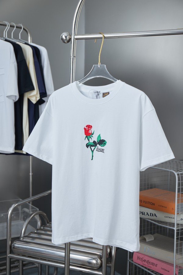 【話題商品！】ロエベ 偽物通販 の赤バラプリント半袖