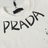 入手困難 プラダ 激安通販 の落書きアルファベットロゴプリント半袖Tシャツ