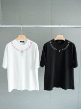 超話題! クロムハーツ コピーおすすめ の襟元サンスクリット十字架刺繍ラウンドネック半袖Tシャツ2色