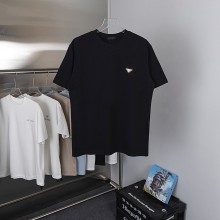 超奇跡の入荷☆ プラダ コピーのゴールドエナメル三角ロゴコットン半袖Tシャツ