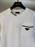 【話題商品！】プラダ 偽物通販 の三角マークポケット半袖Tシャツ