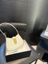 超奇跡の入荷☆ プラダ スーパーコピー レディースエナメルワキバッグ