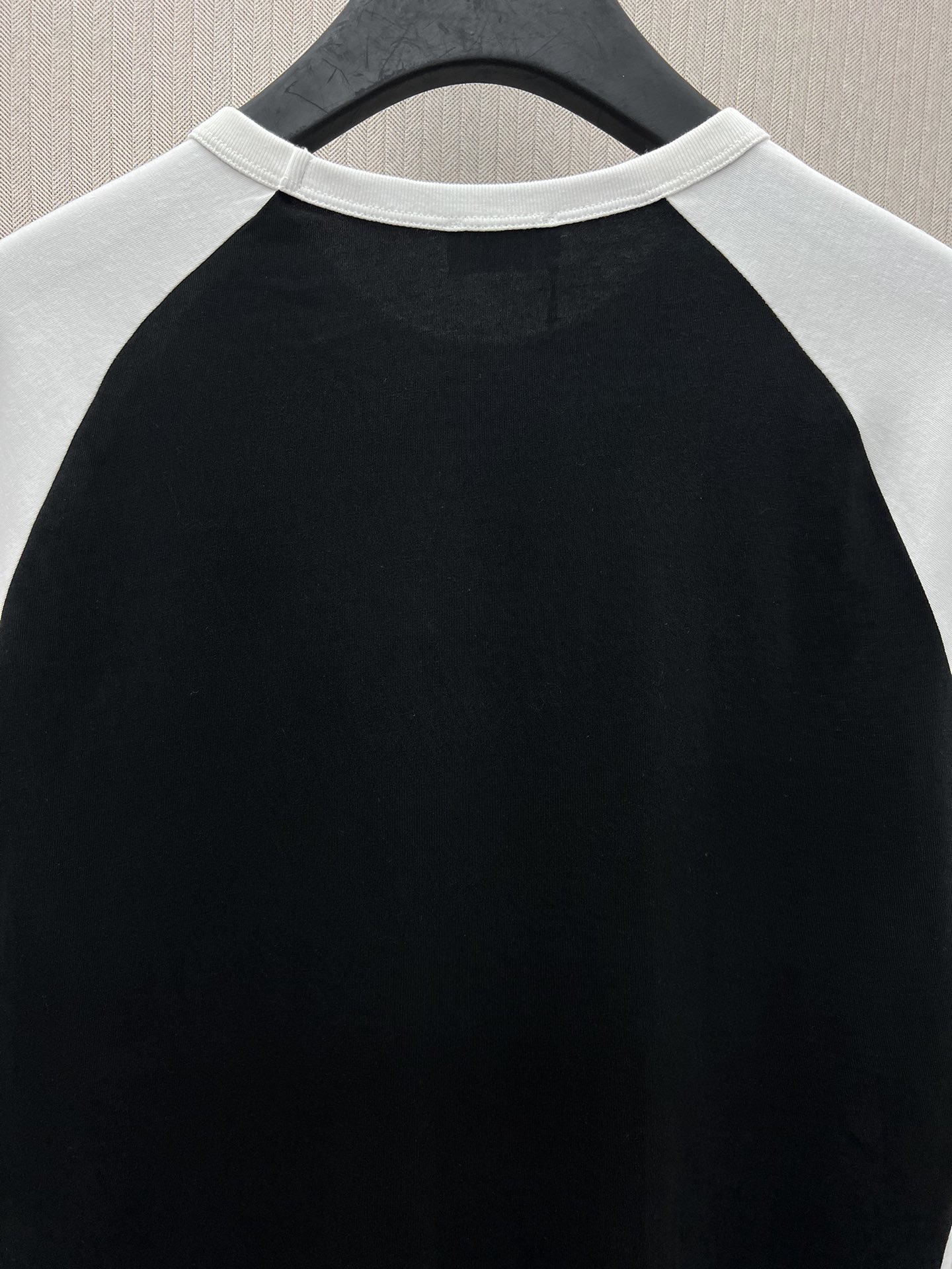 CELINE PARIS ラグランスリーブTシャツ 日本未入荷 セリーヌ スーパーコピー の25 ss新型プリント