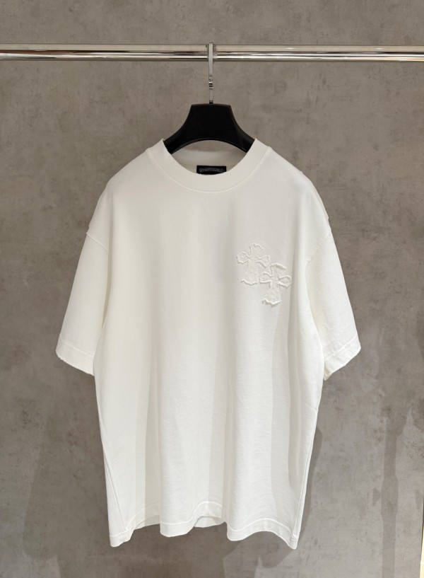 稀少 クロムハーツ スーパーコピー の布を貼ってTシャツを刺繍する