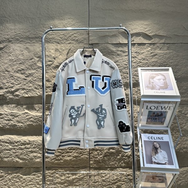一目惚れ♪  ルイヴィトン 激安偽物 アンズ色のウサギの8兄の刺繍の野球服のコート