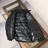 ★超人気 プラダ 激安通販 の2025SS秋冬ミニマルスタイルのメタルトリオンニットナイロンダウンジャケット