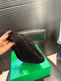 超話題! ボッテガヴェネタ コピーおすすめ 2026SSレディースミルクティーカラー編みミニ餃子バッグ