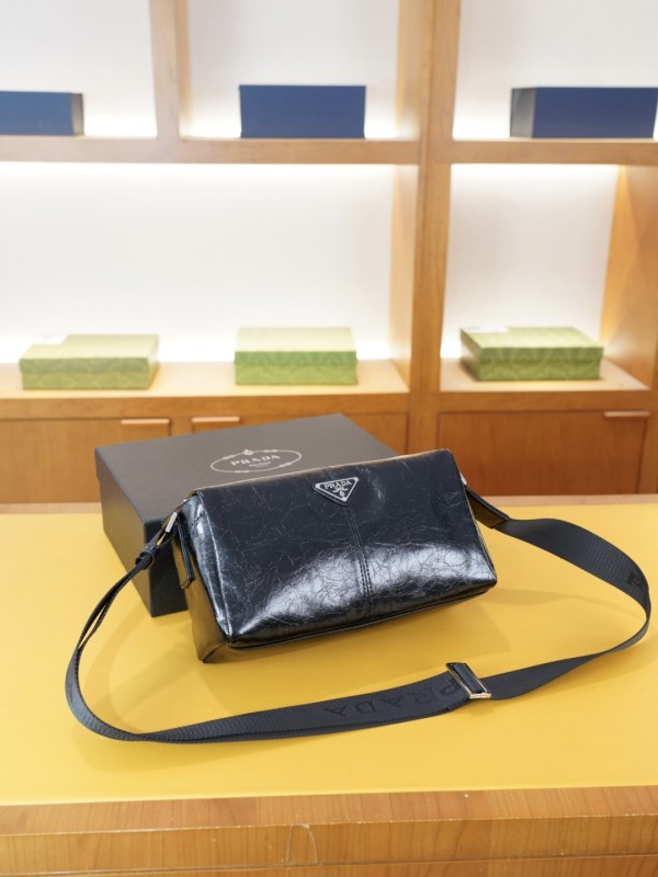 超奇跡の入荷☆ プラダ コピーおすすめ 2026SSメンズ ショルダーバッグ