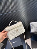 使い勝手良し シャネル n級品 2026SS レディース コスメティックバッグ