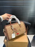 日本未入荷 コーチ 激安偽物 2026SS レディース ピローバッグ