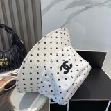 ★超人気 シャネル スーパーコピー 2026SS シンプルな刺繍ロゴ入り漁師帽