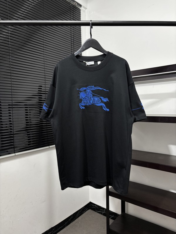 ★超人気 バーバリー コピーおすすめ の2026SS クラシック刺繍ブルー戦馬プリントTシャツ
