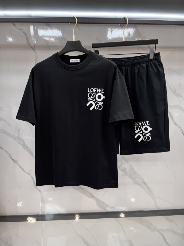 入手困難 ロエベ  スーパーコピー の2026SS夏のスタイリッシュなカジュアルスーツ