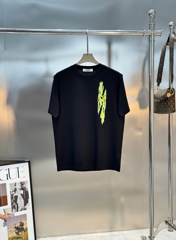 入手困難 ヴァレンティノ コピーおすすめ の2026SS 半袖クルーネックTシャツ