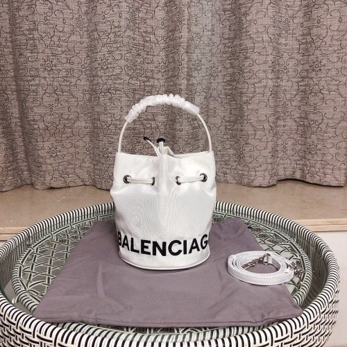 バレンシアガバッグコピー 定番人気2021新品 BALENCIAGAレディース バケツバッグ
