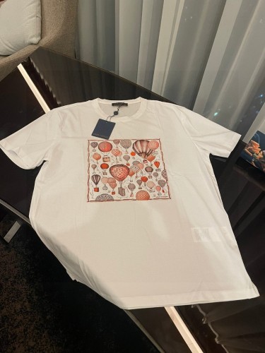 注目度抜群！2025 ルイヴィトン 新作 半袖Tシャツ 偽物 2色