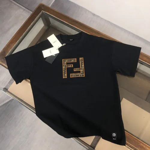目を惹くカラー 2025 フェンディ 新作 半袖Tシャツ コピー