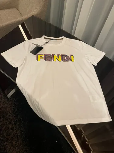 人気爆発☆ 2025 フェンディ 新作 半袖Tシャツ 偽物 2色