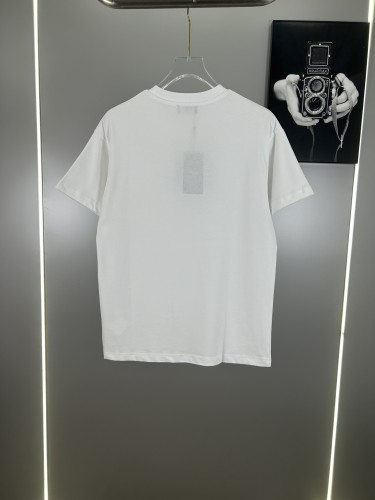 人気急上昇新作 2025 フェンディ 新作 半袖Tシャツ スーパーコピー