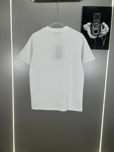 人気急上昇新作 2025 フェンディ 新作 半袖Tシャツ スーパーコピー