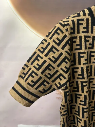 世界中で大人気♪ 2025 フェンディ 新作 半袖Tシャツ コピー