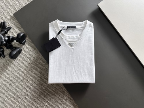 人気爆発☆ 2025 プラダ 新作 半袖Tシャツ 偽物