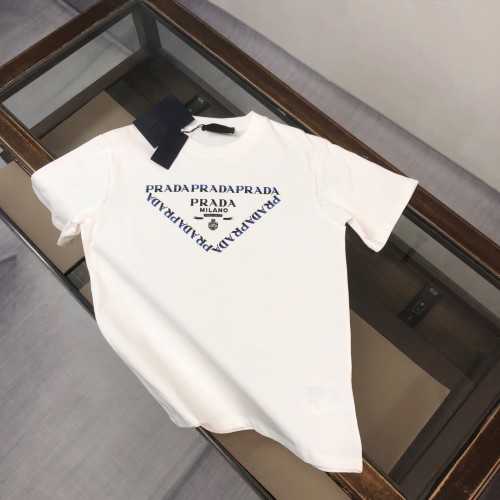 注目アイテム♡ 2025 プラダ 新作 半袖Tシャツ 偽物