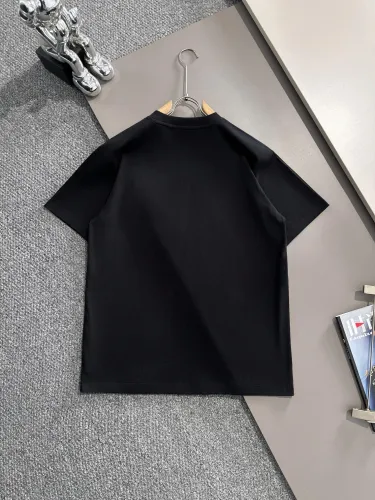 送料込 2025 プラダ 新作 半袖Tシャツ 偽物