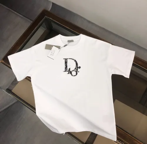 送料込 2025 ディオール 新作 半袖Tシャツ 偽物