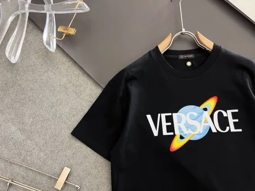目を惹くカラー 2025 ヴェルサーチェ 新作 半袖Tシャツ コピー