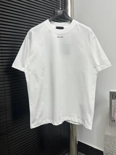 争奪戦 2025 プラダ 新作 半袖Tシャツ スーパーコピー