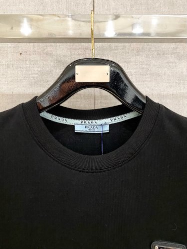注目度抜群！ 2025 プラダ 新作 半袖Tシャツ 偽物