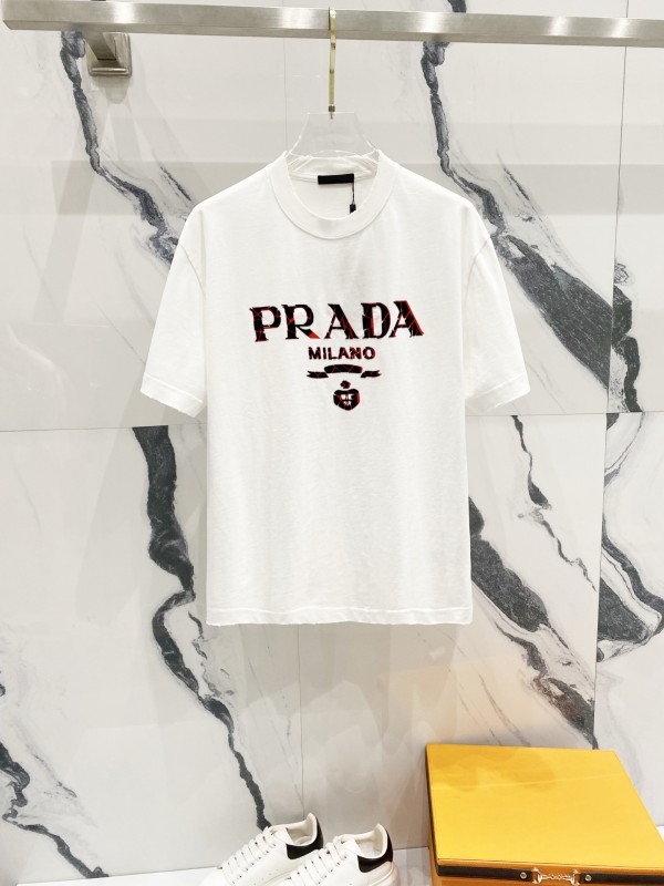 争奪戦 2025 プラダ 新作 半袖Tシャツ 偽物