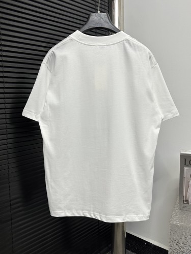 争奪戦 2025 プラダ 新作 半袖Tシャツ スーパーコピー