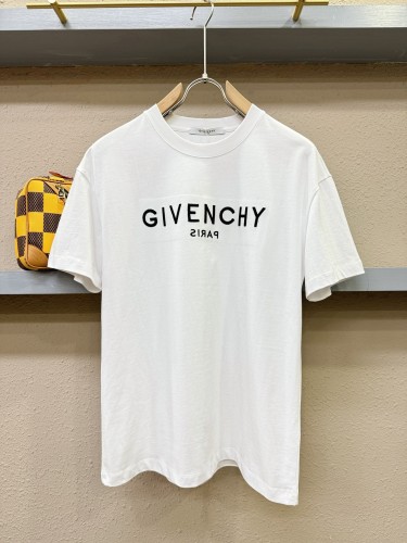 送料込 2025 ジバンシー 新作 半袖Tシャツ 偽物