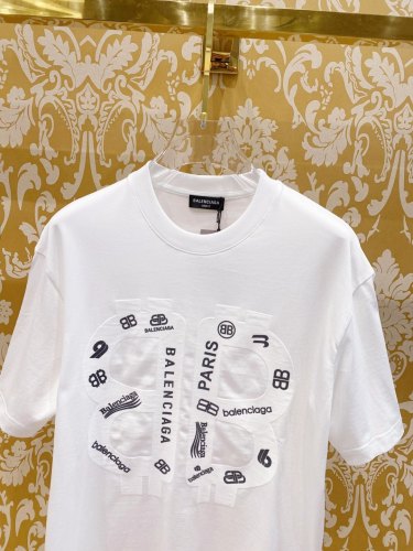 累積売上総額第１位！2025 バレンシアガ 新作 半袖Tシャツ スーパーコピー