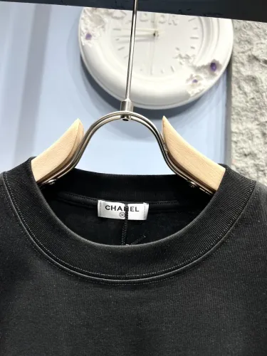 人気爆発☆ 2025 シャネル 新作 半袖Tシャツ 偽物