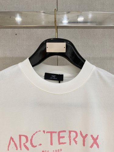 累積売上総額第１位！2026 アークテリクス 新作 半袖Tシャツ 偽物