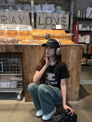 目を惹くカラー 2026 セリーヌ 新作 半袖Tシャツ 偽物
