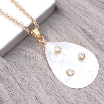 Natural pearl pendant comes with cute golden accessories005