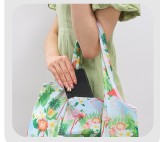 Foldable shopping bag and carry it hand in hand