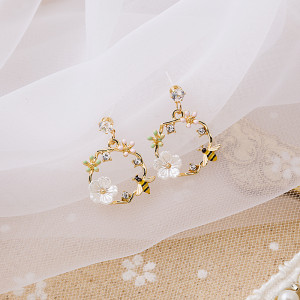 Bee wreath shell earrings