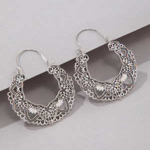 Hollow pattern totem petal geometric heart shaped metal earrings