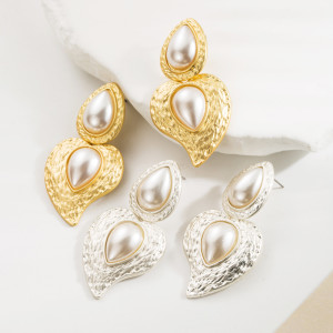 Droplet shaped pearl love earrings