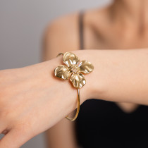 Stainless steel flower bracelet