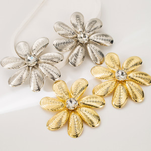 Fashionable hollow alloy diamond studded flower earrings