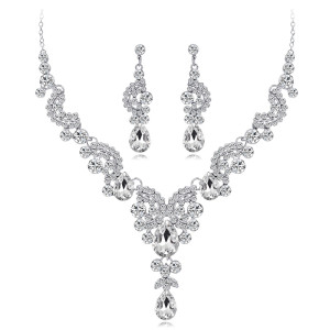 Fashionable and minimalist bridal jewelry, crystal necklace, earring set