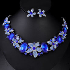 Fashionable and minimalist bridal jewelry, crystal necklace, earring set